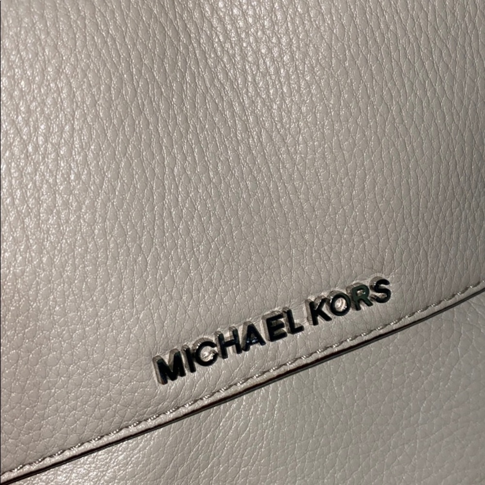 A Michael Kors leather crossbody bag ✨✨